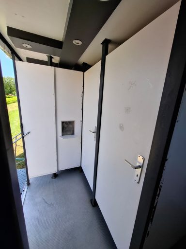 2 Toilettenkabinen für die Herren...