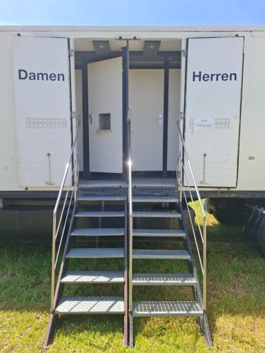Breite Stufen für einen bequemen Aufgang - für die Damen auch mit hohen Schuhen problemlos...